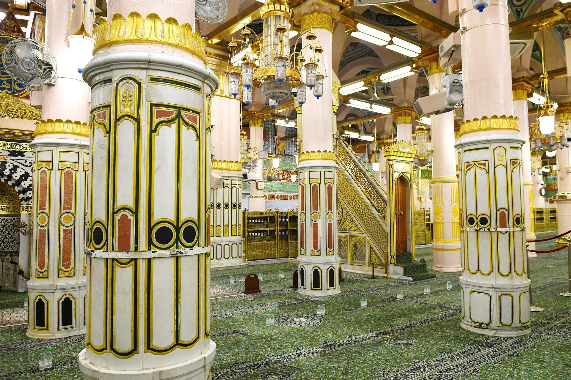Rawdah Sharifah — Mawajah jaali screens, Madina Munawwarah