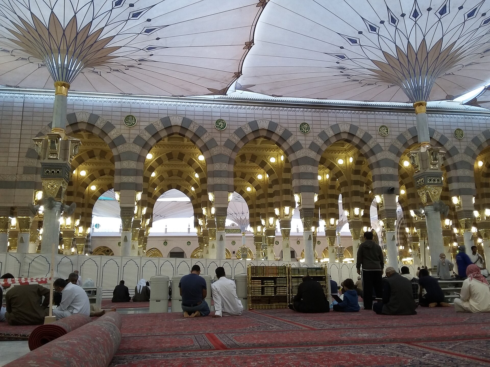 Masjid an-Nabawi interior — Madina Munawwarah